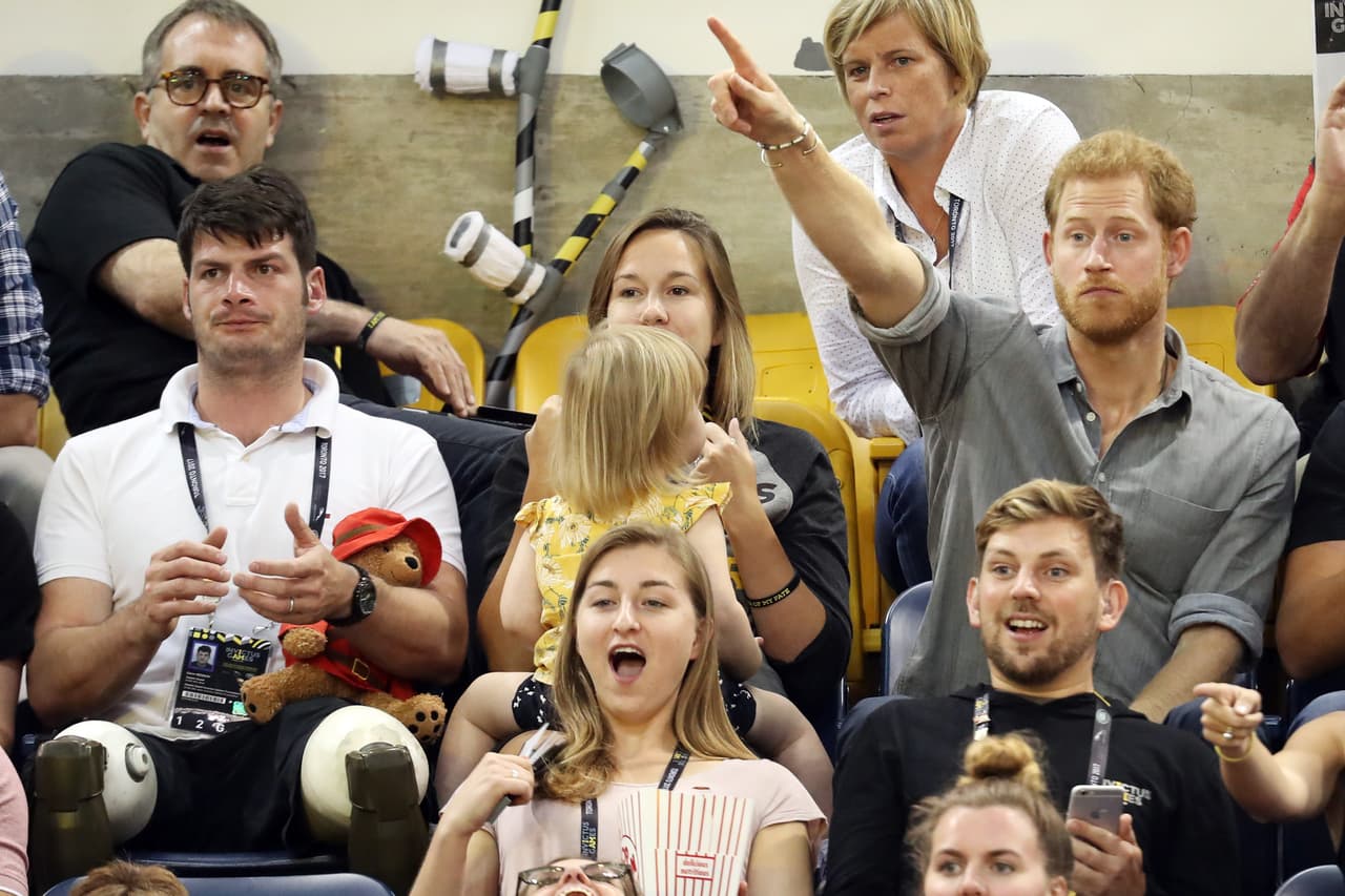 Aquí vemos la acción. Atención a la pequeña y tierna ladrona.