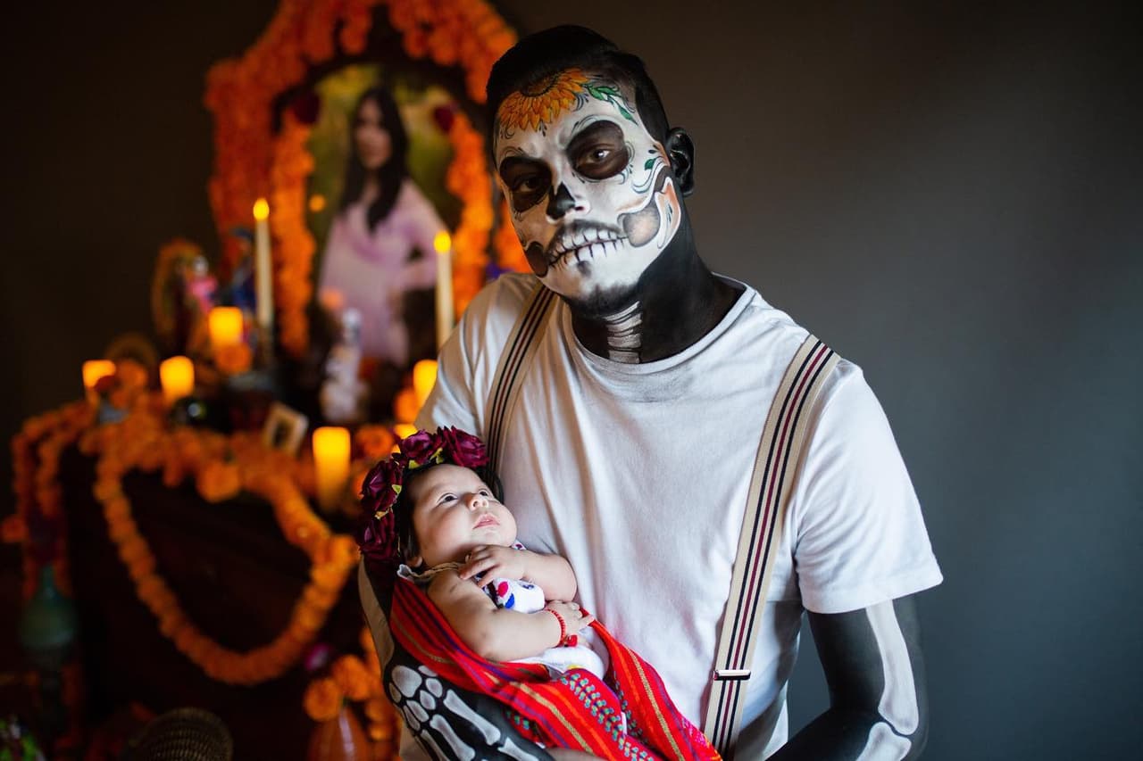 En el altar, una imagen de Aguilar embarazada está rodeada de flores de cempasúchil, caléndulas mexicanas anaranjadas comúnmente utilizadas en altares para crear un camino que representa el paso del difunto de nuestro mundo al mundo de los muertos, con velas naranjas, catrinas multicolores, calaveras, fotos de la boda de los padres jóvenes y vasijas con comidas y dulces.
<br>Foto por: Vanessa Marie Carbajal /
<a href="https://www.instagram.com/carbajalphoto/?hl=en" target="_blank">@Carbajalphoto </a>
<br>