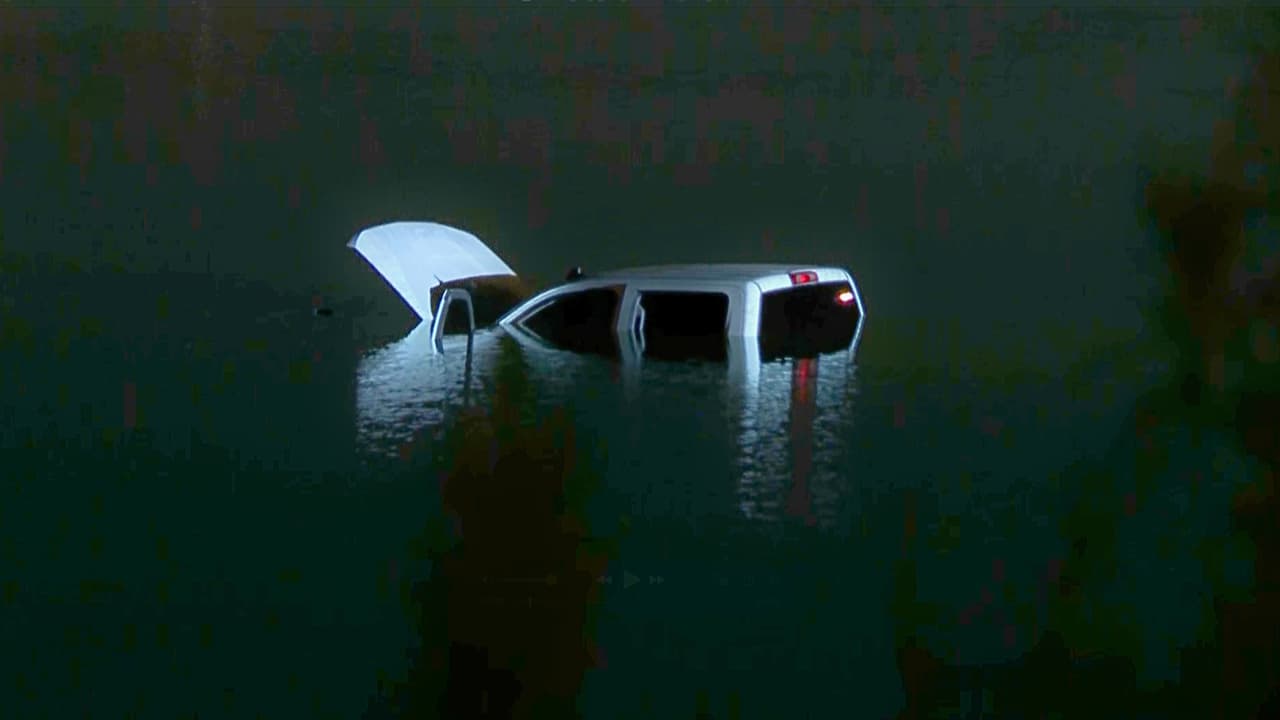 <h3 class="cms-H3-H3">Baleado al volante, condujo casi una milla antes de caer con su camioneta en un lago de Dallas</h3> Casi una milla separaba 
<b>el lugar de los disparos de Fishtrap Lake. </b>
<br>Durante ese recorrido, 
<b>un hombre baleado continuó al volante hasta que su camioneta terminó dentro del lag</b>o la noche del martes. 
<br>La víctima 
<b>murió en el lugar. </b>
<br>La Policía de Dallas 
<b>busca a la persona que le disparó y escapó</b> antes de que llegaran los agentes.
<br>
<a href="https://www.whatsapp.com/channel/0029VafZxTzGpLHXXhtL0Y3A" target="_blank">📲 Únete a nuestro canal de WhatsApp: Haz clic aquí para estar al tanto de las últimas noticias e historias de tu comunidad</a>