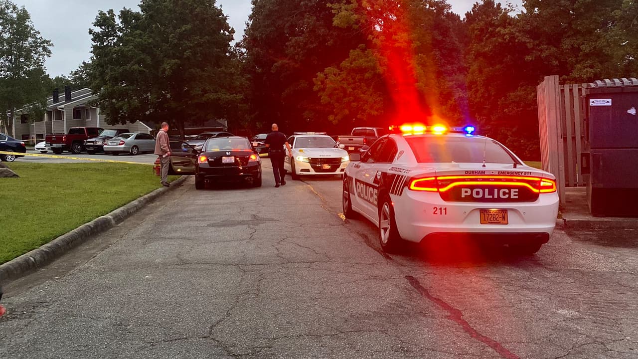 Investigan tiroteo en un intento de robo a mano armada en residencias de Durham 