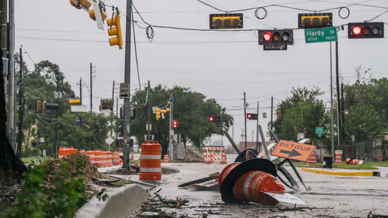 Tormenta tropical Nicholas avanza hacia el área de Houston tras tocar tierra como huracán categoría 1