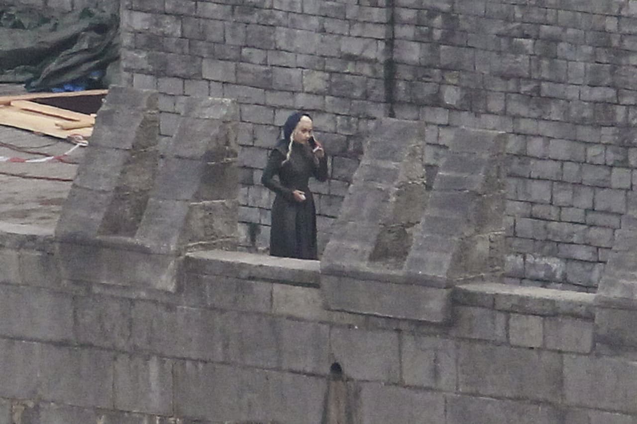 Emilia Clarke tomando una llamada entre tomas.