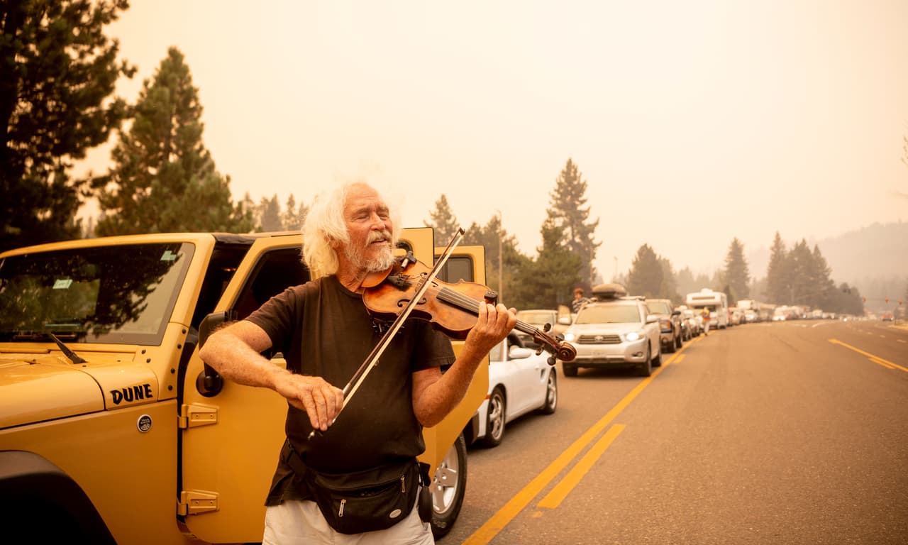 Pero para Mel Smothers eso no importó y mientras los vehículos estaban detenidos, él tomó su violín y se puso a tocar.
<br>