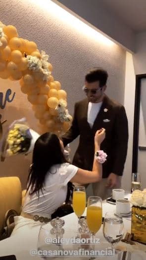 También se llevó una gran sorpresa al recibir a un invitado especial, se trató del prometido: Ricardo Casanova.