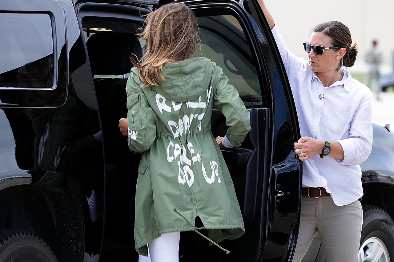 Cuando, por ejemplo, el 21 de junio Melania Trump decidió ser la primera y única de la Casa Blanca en ponerle la cara a la crisis que se había desatado en la frontera entre Estados Unidos y México a raíz de la aplicación de la política de ‘tolerancia cero’ que había traído consigo la separación de familias,
<a href="https://www.univision.com/noticias/trending/realmente-no-me-importa-a-ti-si-decia-la-chaqueta-de-melania-trump-cuando-fue-a-visitar-ninos-inmigrantes-detenidos-en-texas"> el letrero estampado en su chaqueta que decía: </a>“A mí no me importa, ¿a ti sí?”, dejó desconcertados a todos.
<br>