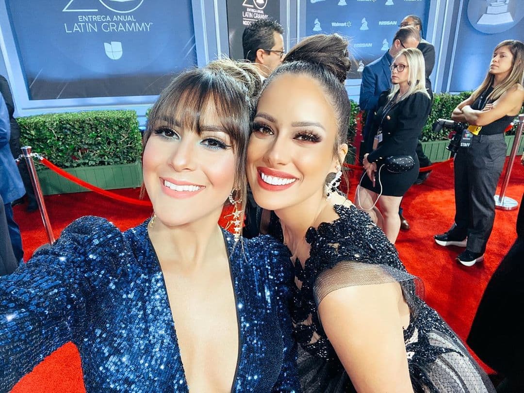 Jessi Rodríguez y Aleyda Ortíz se tomaron la 'selfie' antes de que empezara una de las veladas que guardarán en sus memorias.