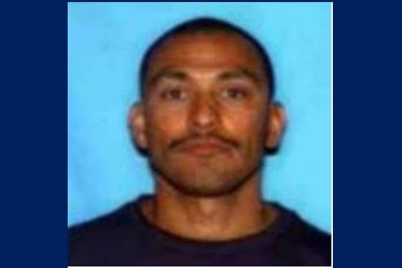 <h3 class="cms-H3-H3">CÉSAR VILLARREAL </h3>
<br>
<br>Se le busca por su presunta participación en la muerte a tiros de un hombre en California, el 21 de mayo de 2010. El FBI cree que este fugitivo de la ley, mientras se encontraba en una tienda con sus dos hijas pequeñas, tuvo una discusión con dos hombres. 
<br>
<br>Durante el altercado, supuestamente apuntó con su arma a ambos hombres, quienes luego huyeron de la tienda. Poco tiempo después, mientras estaba en su camioneta sin sus hijas, Villarreal encontró a los dos hombres a poca distancia de la tienda, a quienes presuntamente disparó, hiriendo a uno y matando al otro.