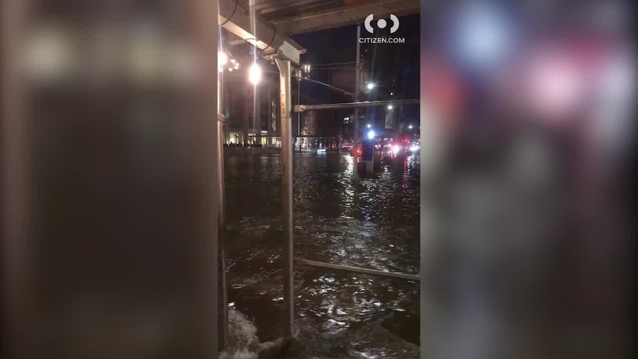 Tubería rota causa inundaciones en las calles de Manhattan, reportan demoras en el subway