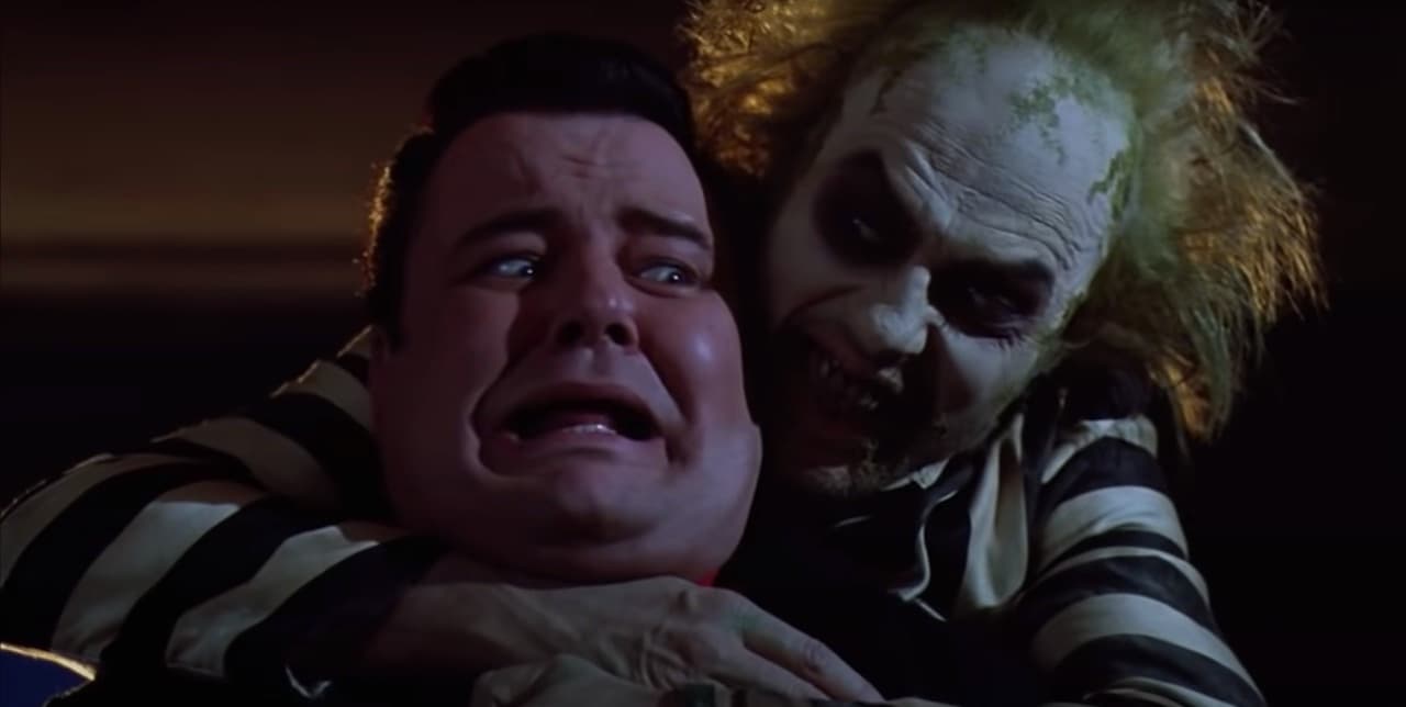 Para ahuyentarlos, la pareja contrata al experimentado fantasma Beetlejuice, pero la situación se complica cuando el ‘bio-exorcista’ conoce a los humanos que habitan la casa.