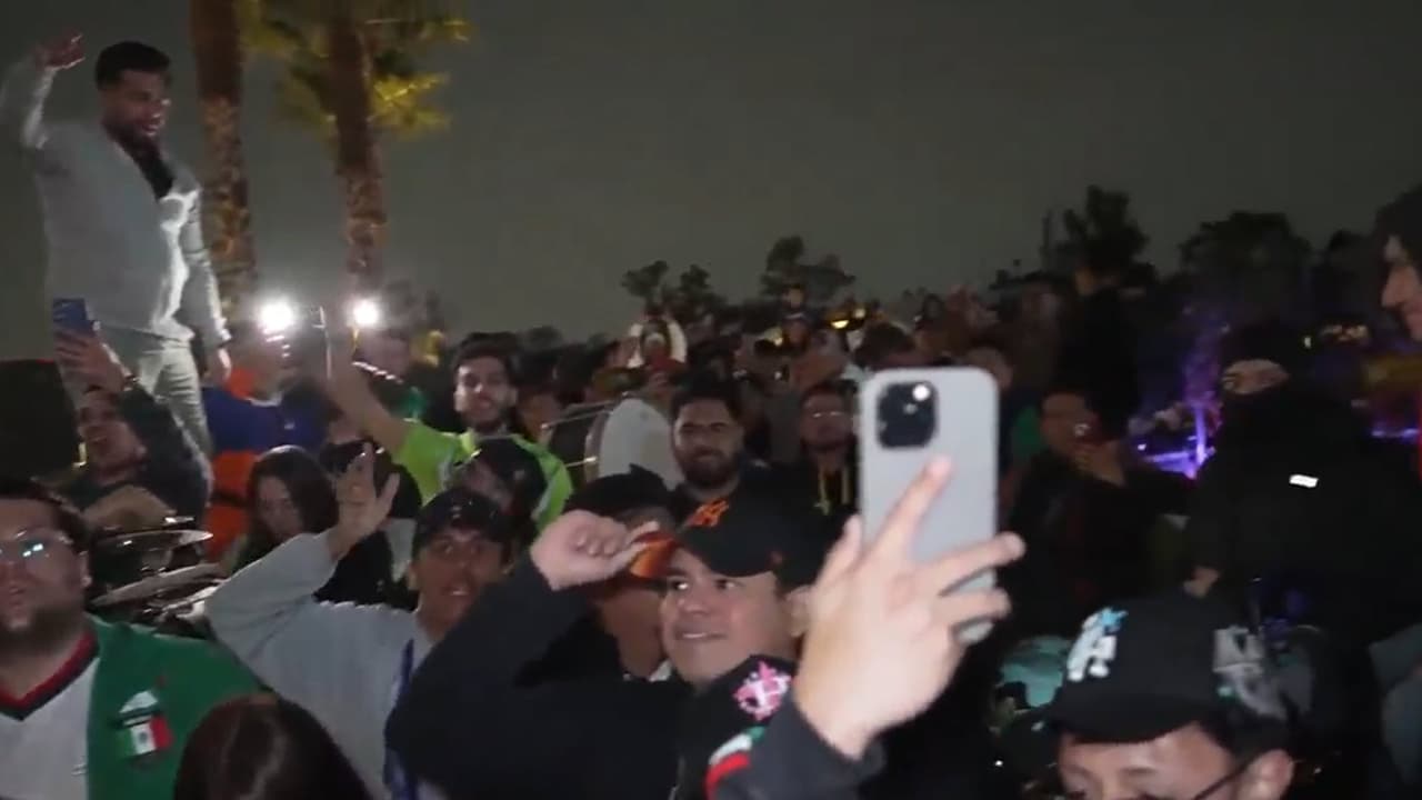 Adriano Zendejas fue parte de la multitud de personas que se concentró afuera del hotel sede de la selección de Inglaterra causando ruido a horas del partido contra México.