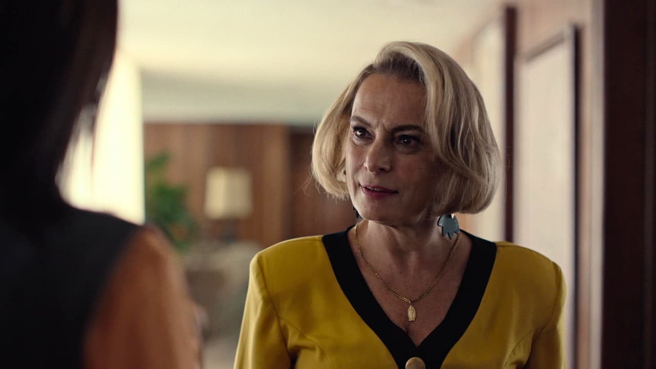 Mario vive en una casa grande y lujosa junto a su madre - Mujeres Asesinas Temporada 3