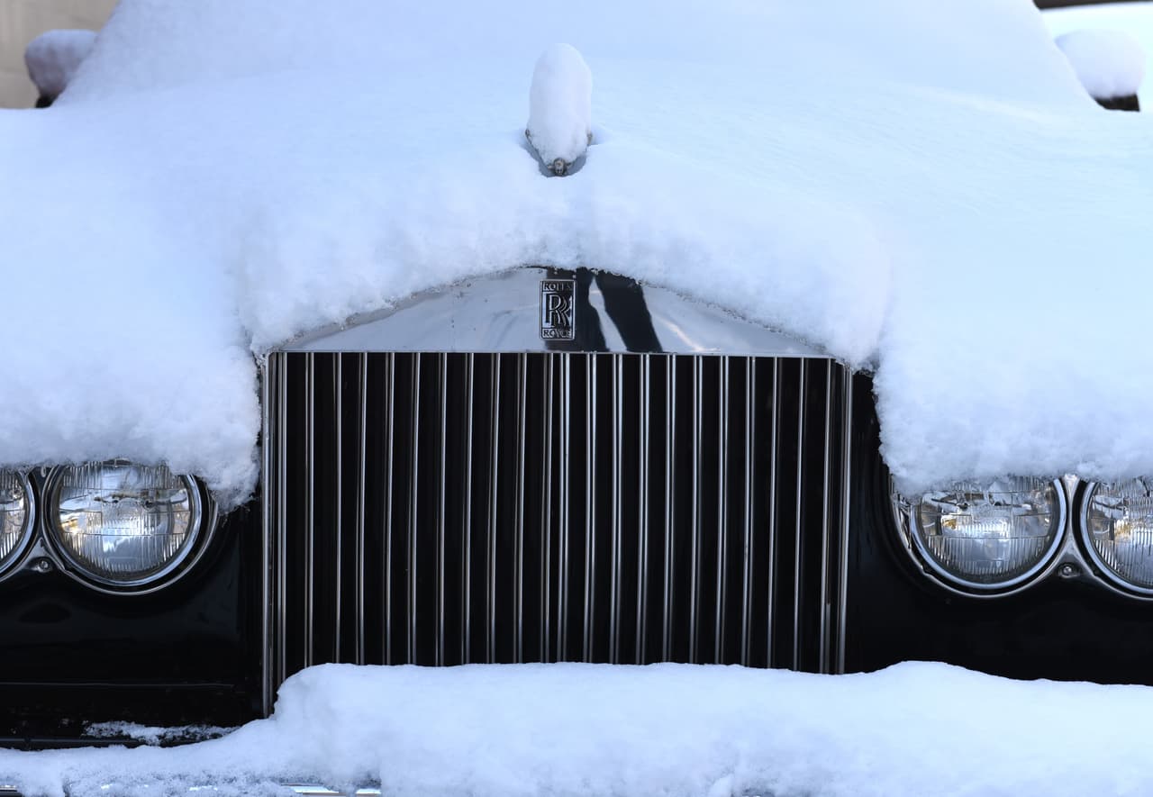 Rolls Royce cubierto por una gruesa capa de nieve en Greenwich, Connecticut.