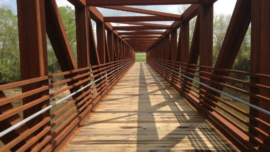 <b>Neuse River Greenway Trail (1721 Riverview Rd, Raleigh)</b>. El sendero Neuse River Greenway Trail tiene 27.5 millas de sendero pavimentado con diversas características. El sendero ofrece vistas panorámicas del río Neuse, áreas de paseos marítimos sinuosos a través de humedales, lugares de interés histórico, letreros interpretativos y campos agrícolas.