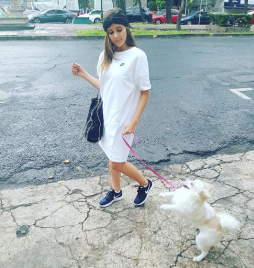 Su primer beso fue a los quince años.