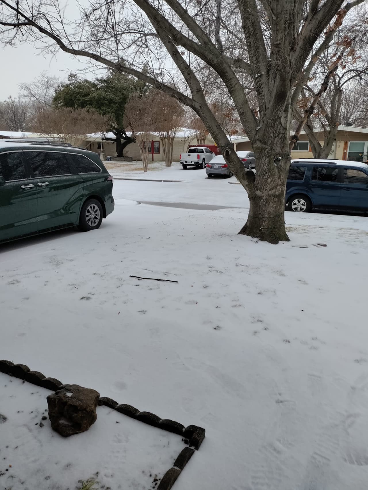 Hace mucho frío en Irving, Texas, y solo unos pocos se han animado a salir de sus casas, como esta radioescucha que salió solo a tomar la foto para nosotros.