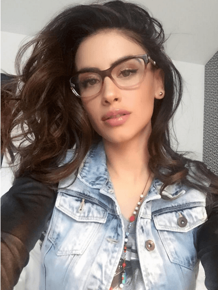 Sin embargo, dos años después de la intervención, el cuerpo de Jessica comenzó a tener secuelas: "En el 2011 estaba haciendo campaña de ropa interior y aquí 
<b>en la parte lumbar tenía un gordito</b> que no se me iba ni por equivocación, ni con masaje, ni con ejercicio, ni con alimentación, ni con nada". 
<br>