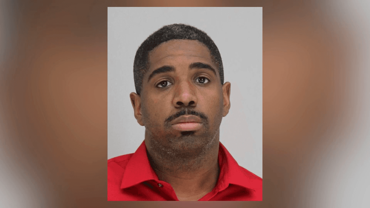 Según el sospechoso, poco después Riser le ofreció otros 6,000 dólares para que matara a Albert Douglas de 61 años de edad.