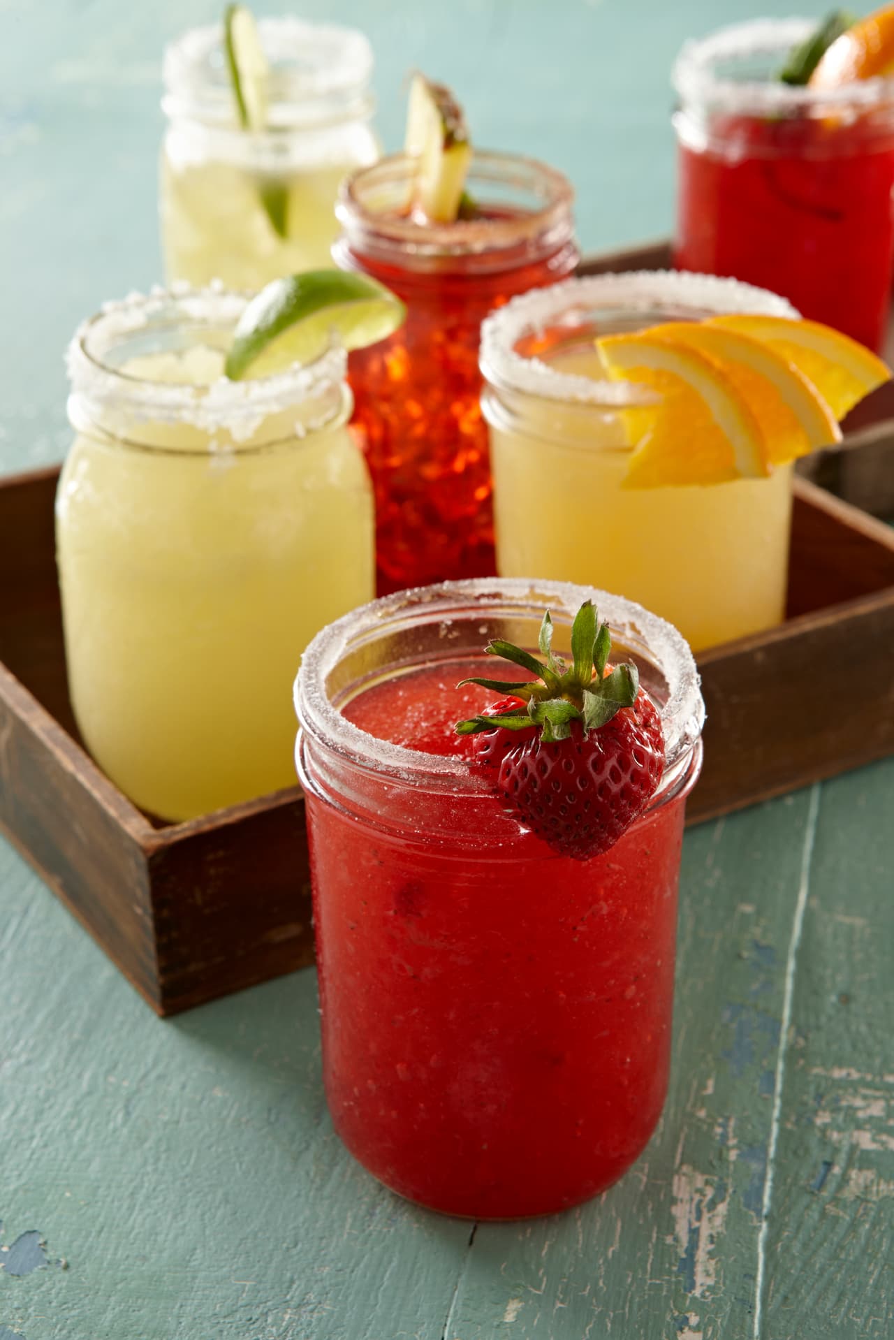 Puedes agregarles frutas naturales, y escarcharlos con sal, azucar o chilito y chamoy.