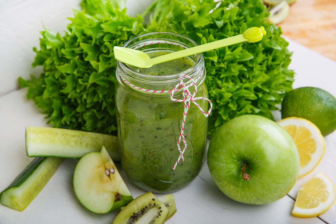 ¿Pero que tal comenzar tu día con un jugo verde? además de que sabe riquísimo, disfruta en un 'jar' todos los beneficios de las verduras y frutos verdes.
