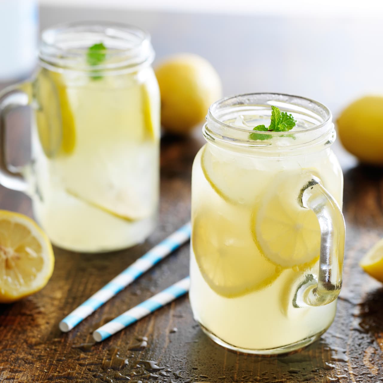 Las limonadas también son súper frescas y deliciosas, seguro amarás ver los gajos de limón flotando en tu jar.