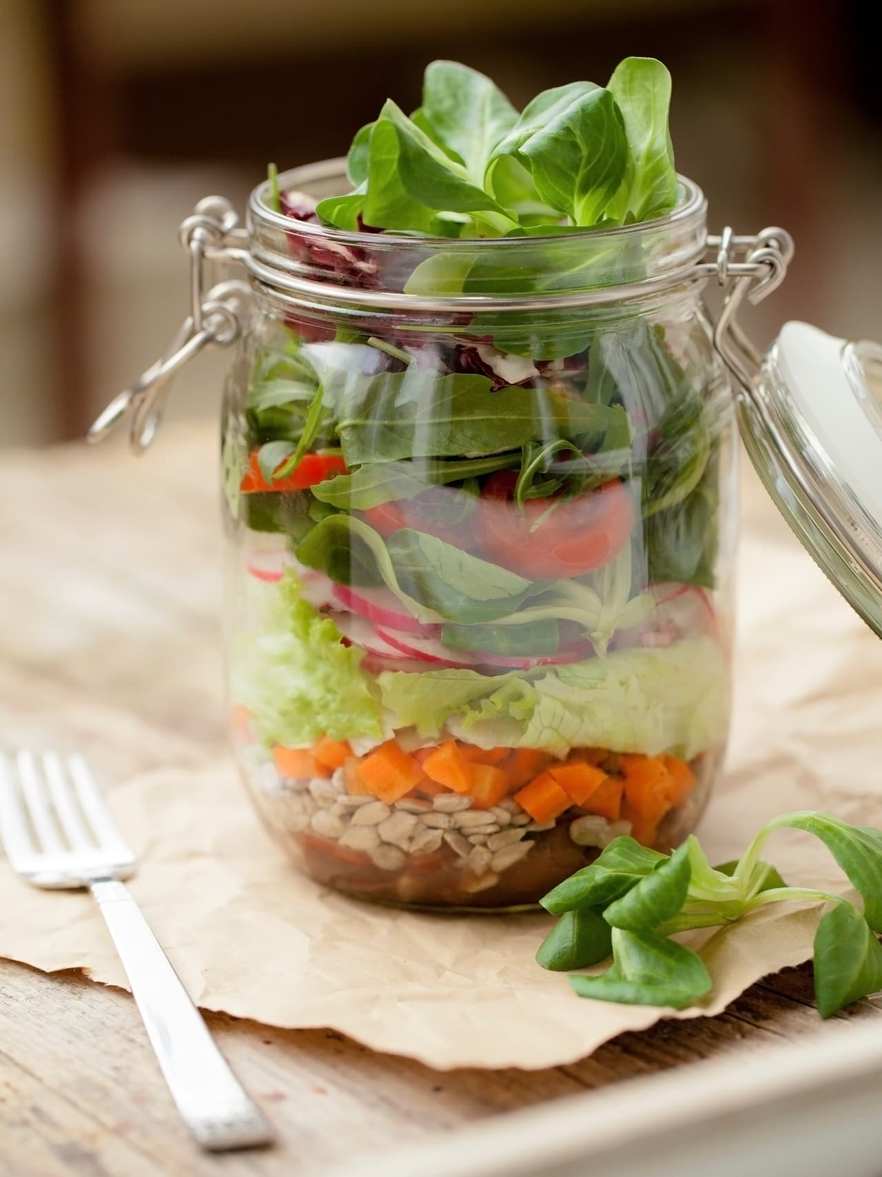 Aunque los hemos visto con cosas dulces, los 'jars' en realidad también son perfectos para las ensaladas. agrégales una vinagreta de durazno o un aderezo ranch.