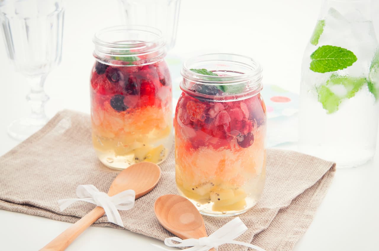 Incluso puedes hacer una de jerez con frutas enteras, se verá super bonito y además es rica y baja en calorías.