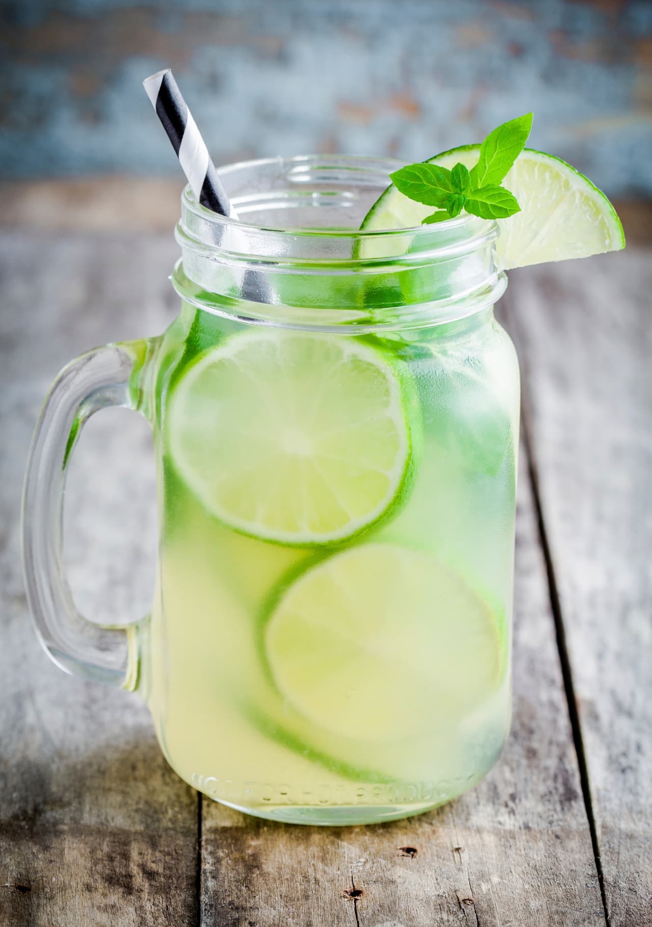 ¿Quién no ama los mojitos? preparalos en tu jar favorito y disfruta de esta rica bebida.