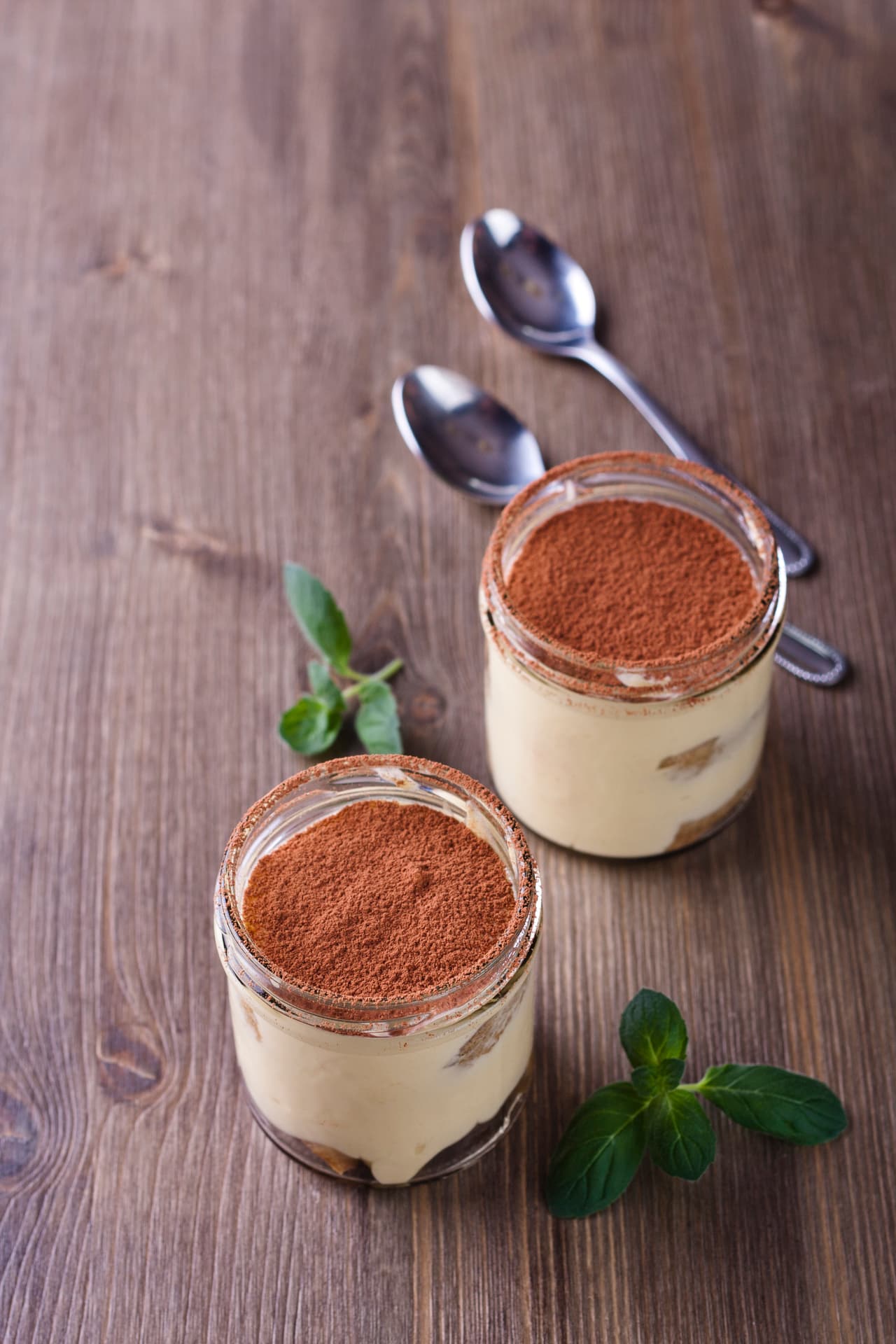 ¿Qué tal un Tiramisú para acompañar con tu libro favorito desde tu ventana? La presentación de este postre se cve increíblemente linda en estos pequeños 'jars'.