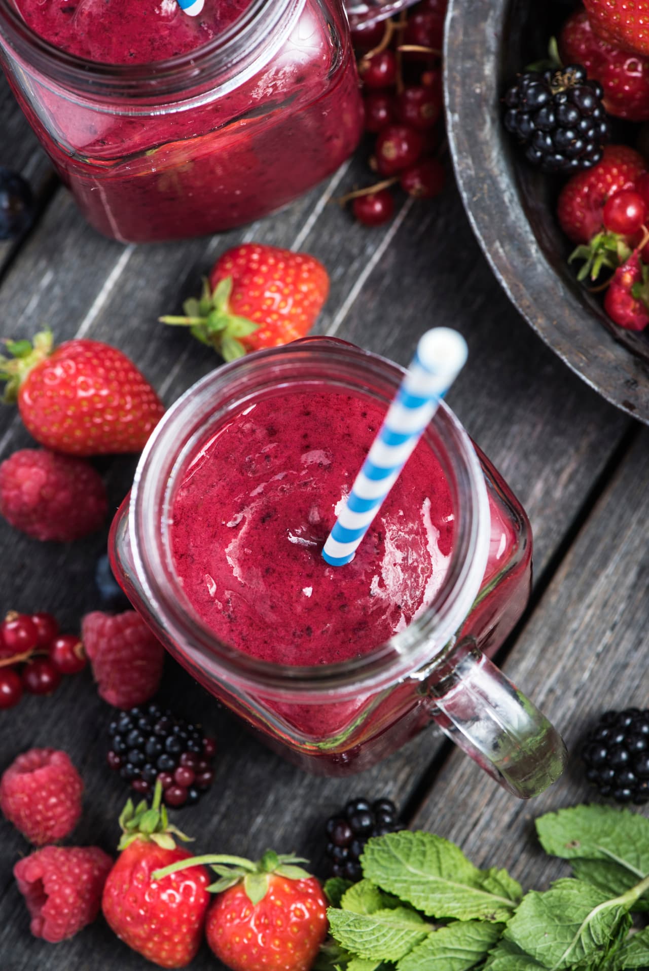 También es una buena opción concentrar la pulpa de tus frutas favoritas allí. Puedes refrigerar para que tome una consistencia más densa o disfrutarlo así. Los frutos rojos en esta presentación te encantarán.