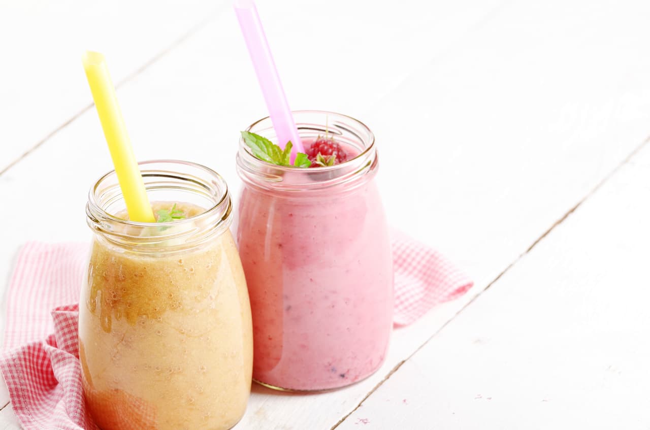 Smoothies: Los puedes hacer de lo que quieras, fresa, limón, mango, etc, Son perfectos para refrescar tu día a cualquier día o ver una peli en tu casa.