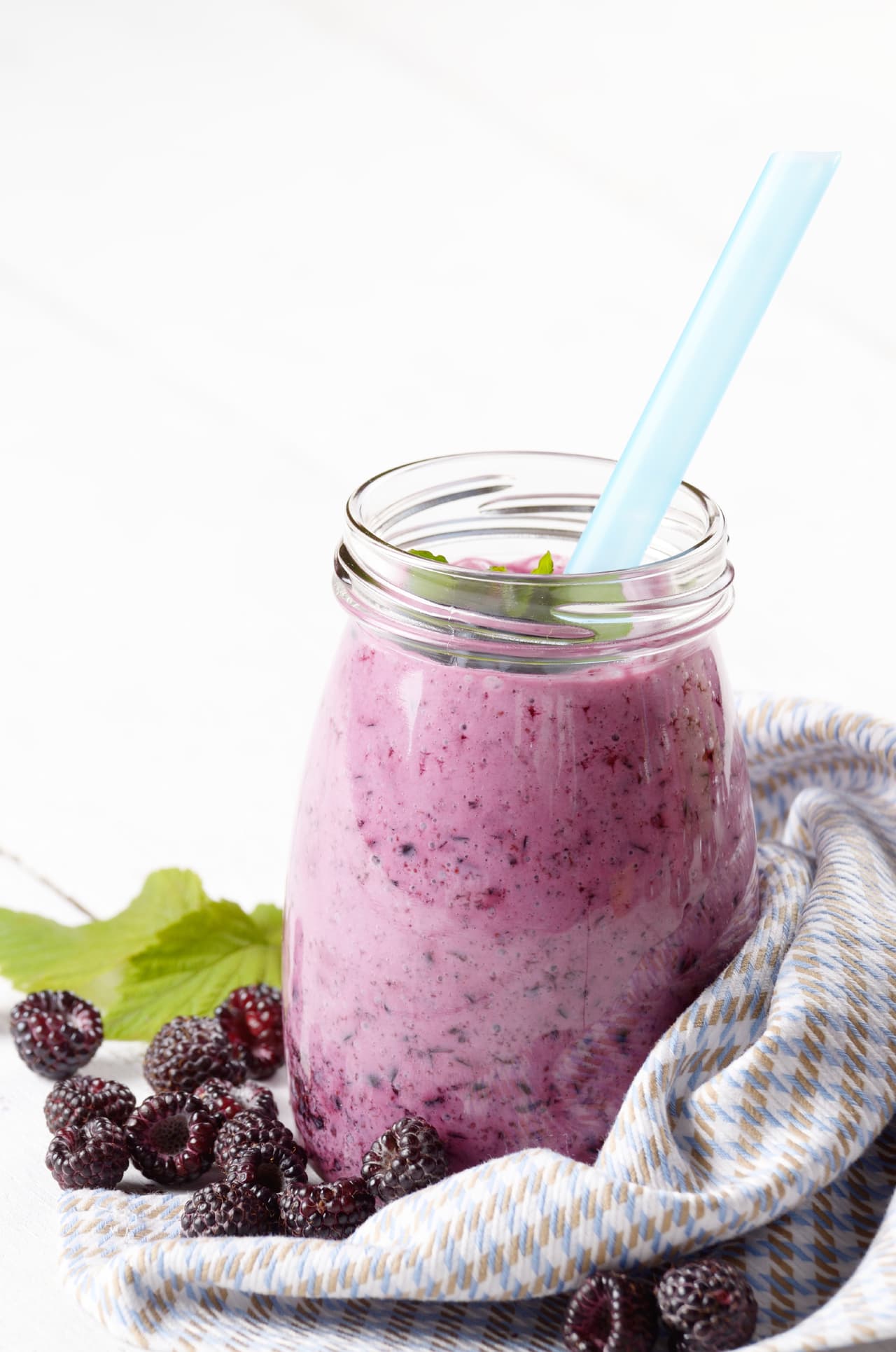 El yogurt es muy fácil de transportar en un jar y además le puedes agregar los frutos secos que prefieras para hacerlo más rico.