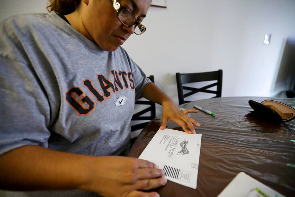 Si ya recibiste tu boleta de votación, quiere decir que lo que debes hacer ahora es revisar las opciones para elegir a los candidatos de tu preferencia y devolver la boleta por correo o en persona en un centro de votación en tu comunidad.