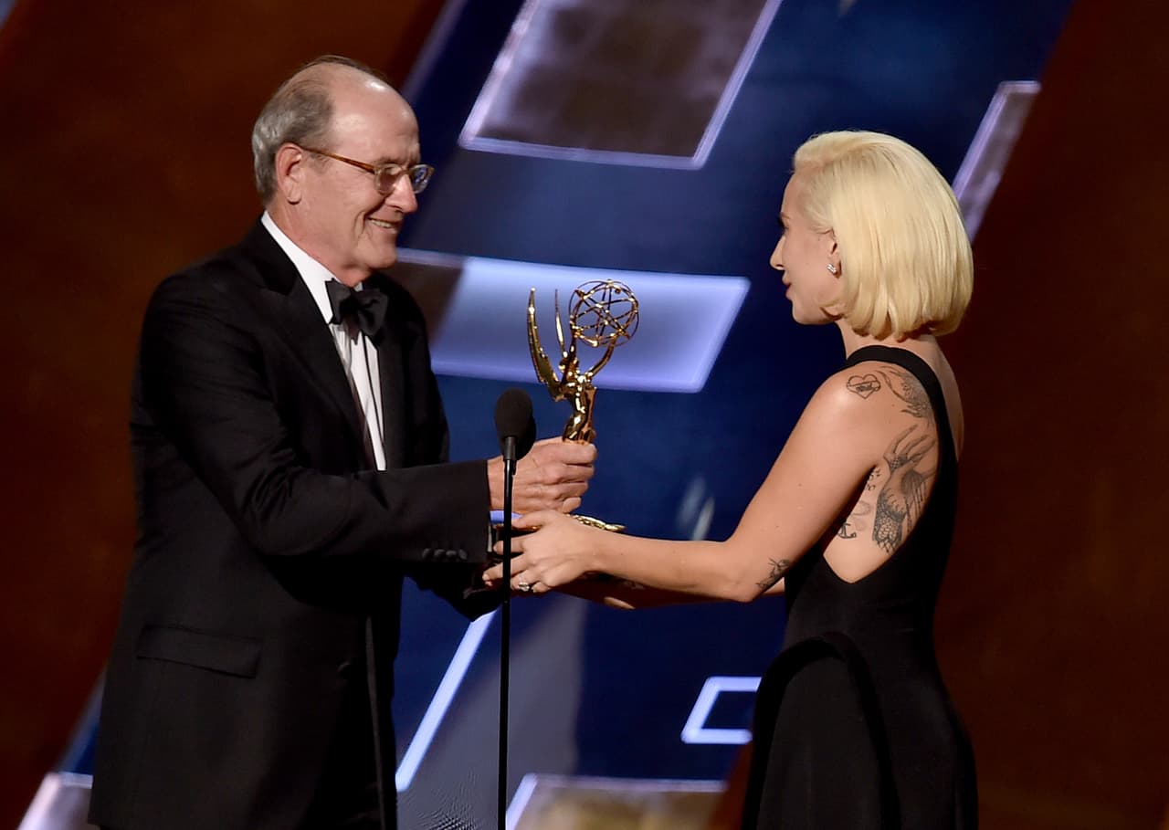 Richard Jenkins recibió su premio a Mejor Actor Principal de Miniserie o Película de manos de Lady Gaga.