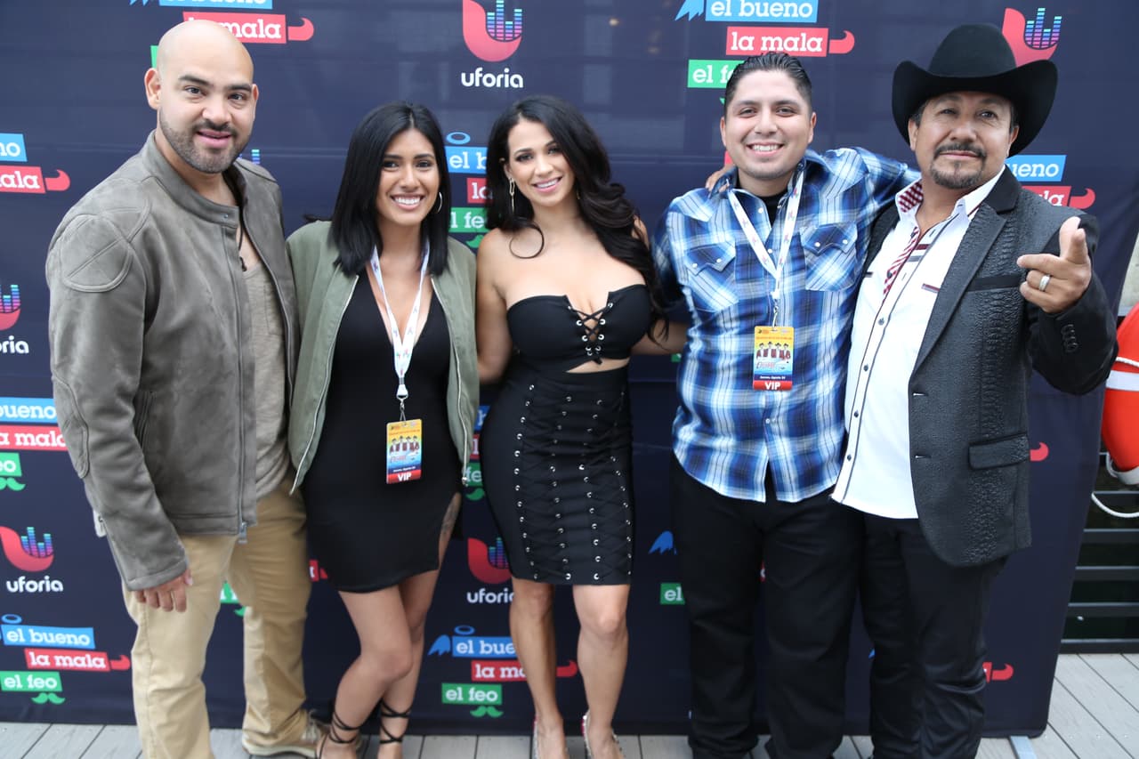 Raúl 'El Pelón', Carla Medrano y El Feo premiaron a sus oyentes con una noche inolvidable al lado de Calibre 50 en un bote privado.