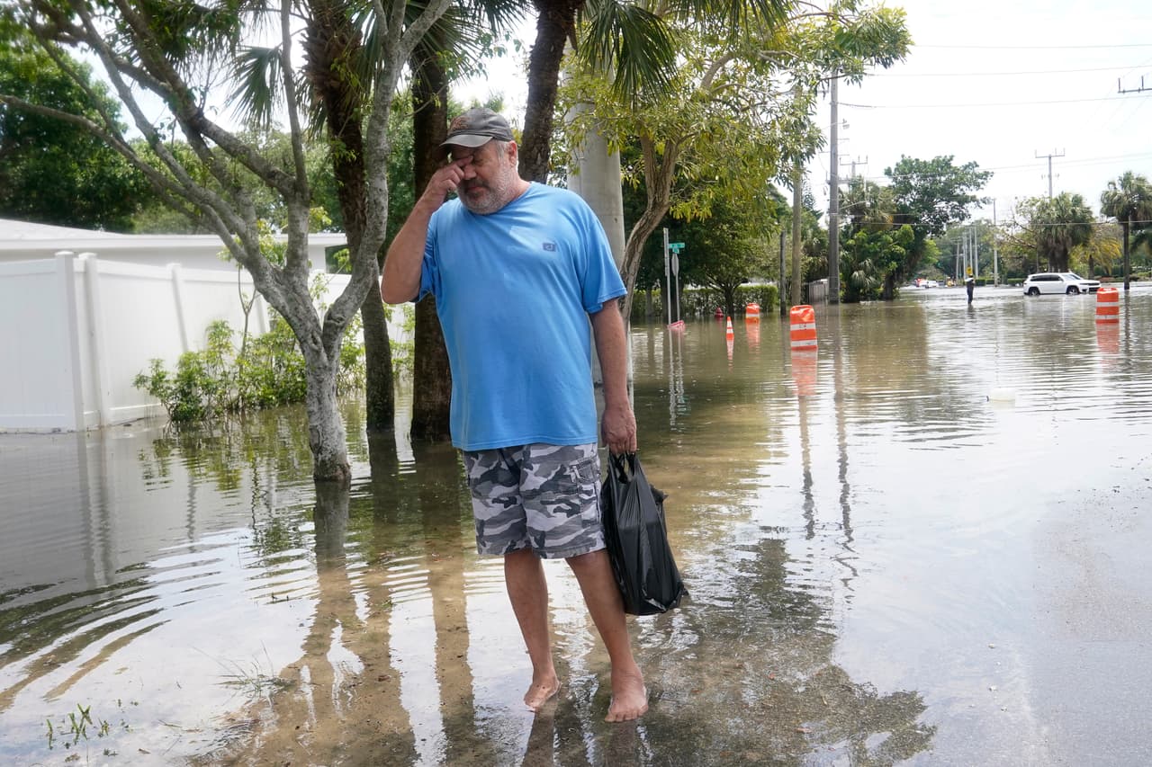 Christopher Alfonso toma un descanso después de recuperar artículos de su casa inundada el jueves 13 de abril de 2023 en Fort Lauderdale, Florida. Alfonso, residente de Fort Lauderdale durante casi 50 años, nunca antes había sufrido una inundación que lo obligara a evacuar su hogar.