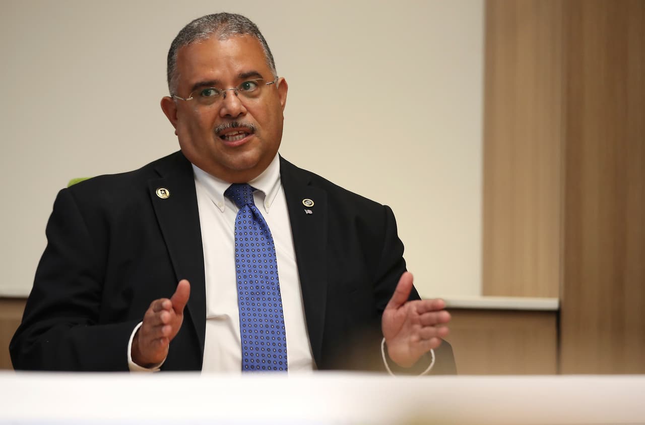 Tras confirmar los
<a href="https://www.univision.com/local/puerto-rico-wlii/gobernadora-confirma-los-primeros-tres-casos-de-coronavirus-en-puerto-rico">primeros tres casos de coronavirus en Puerto Rico</a>, la gobernadora Wanda Vázquez informó que aceptó la renuncia del secretario de Salud Rafael Rodríguez.
<br>
<br>
<br>