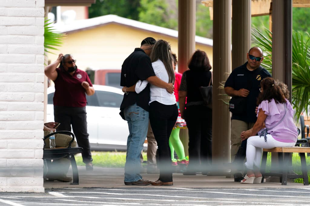 Una pareja se abraza en el velatorio de Nevaeh Bravo, otra de las víctimas del tiroteo en la escuela de Uvalde.