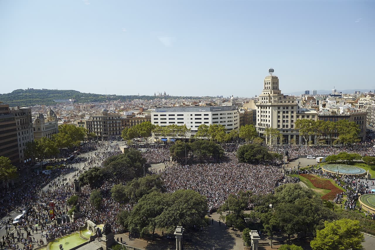 Cerca de 100,000 personas se concentraron, celebrando un minuto de silencio, en la misma Plaza de Catalunya en la que se inició el ataque terrorista en el centro de Barcelona. A la izquierda de la imagen, se ve la calle por la que entró la furgoneta blanca que arroyó indiscriminadamente a los peatones.