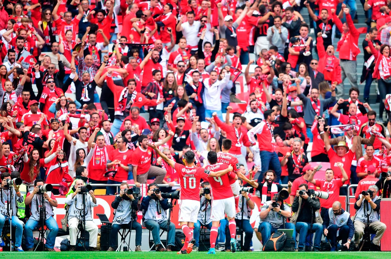El estadio da Luz fue una sola fiesta, desde las tribunas hasta la cancha, con el rojo campeón.