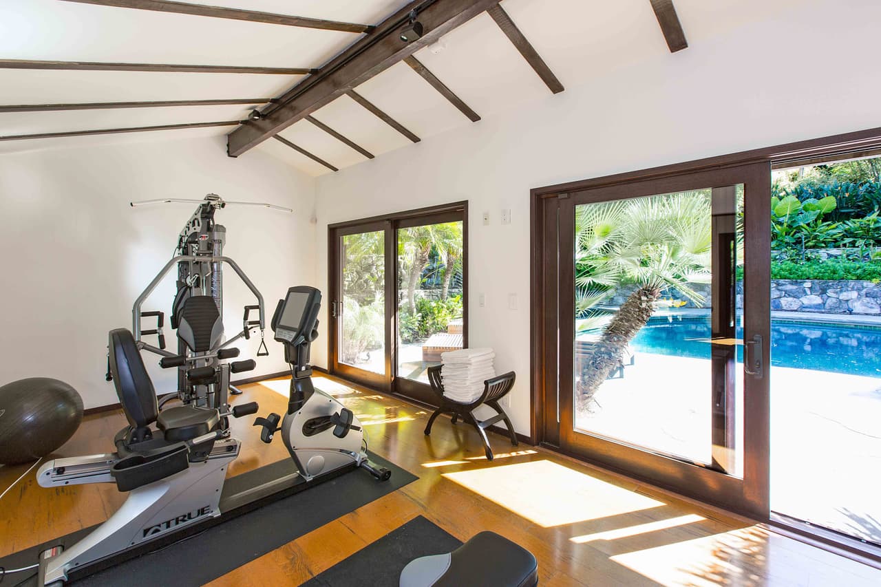 También tiene su propio gym.