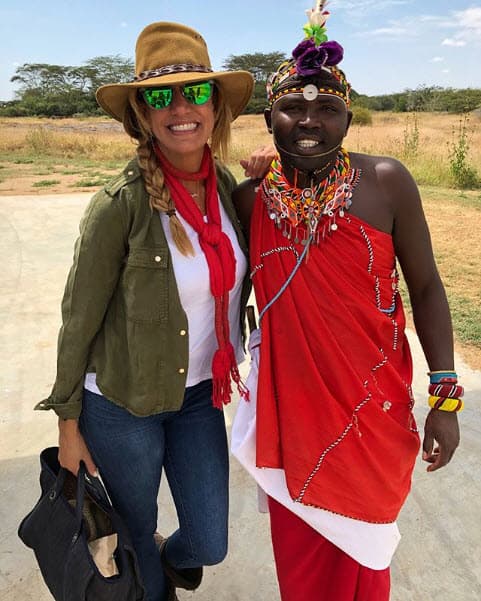 Tuvieron que tomar un vuelo para aterrizar en medio de la selva: "¡Todo en África es una aventura! Aquí les presento a nuestro guía por los próximos dos días".