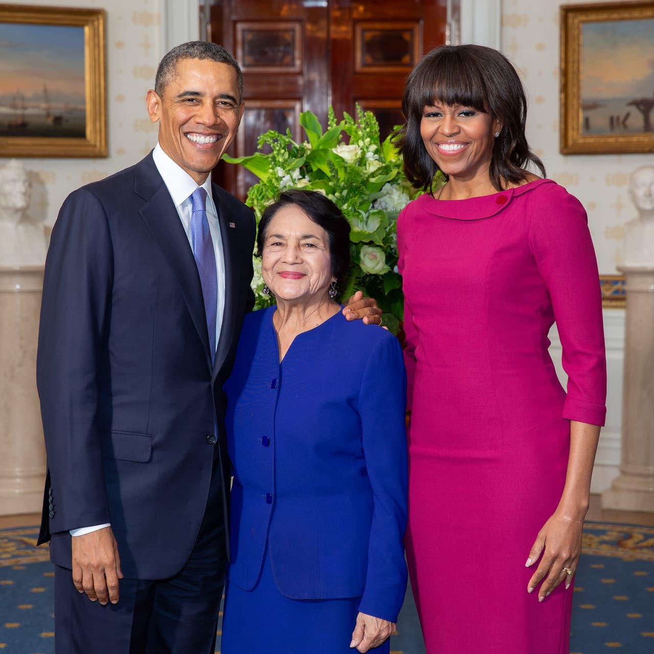“Dolores Huerta fue una de mis heroínas”, así comenzó su mensaje el expresidente Barack Obama. Rindió homenaje a la activista, destacando su lucha histórica por los derechos de los trabajadores agrícolas y las comunidades marginadas. Reconoció su valentía frente a la discriminación y recordó que el emblemático lema “Sí, se puede” fue parte de su legado, que inspiró a generaciones dentro y fuera de Estados Unidos.