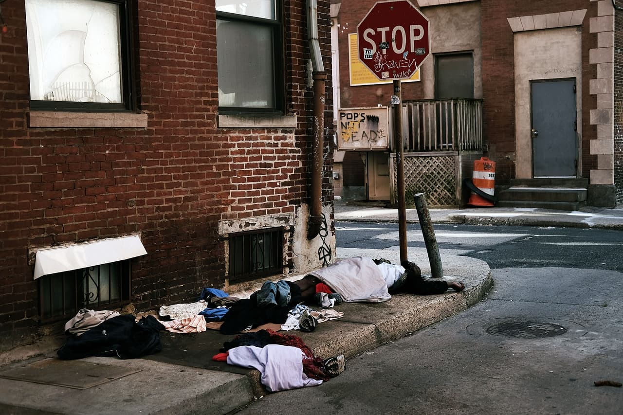 Uno de cada ocho estadounidenses, unos 40 millones,
<a href="https://www.univision.com/noticias/dinero/cuales-son-las-ciudades-mas-pobres-de-usa-pobreza-estados-unidos-fotos">vive en la pobreza</a>, según datos de la Oficina del Censo de Estados Unidos. El criterio que decide cuando una persona es pobre se define cuando el ingreso anual de una persona está por debajo de los $12,800 y el de una familia de 4 miembros por menos de $26,500.
<br>
<br>Para determinar las 25 ciudades más afectadas por la pobreza, el sitio 247WallSt.com tomó en cuenta la proporción de residentes pobres en vecindarios de bajos recursos: es decir, la población pobre representa el 40% o más, lo que se denomina como tasa de extrema pobreza o concentrada. Estos son los resultados.
<br>