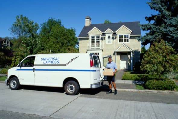 Proporcione instrucciones de entrega. Si se quedarán paquetes mientras usted no está en casa, tratar de dejarlos fuera del alcance de la vista de los ladrones en la calle. Si ve a alguien actuando sospechoso, llame al 911.