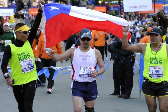El minero chileno Edison Peña, que fue rescatado luego de permanecer 69 días atrapado en el fondo de la mina San José, completó el maratón de Nueva York, pese al dolor de rodillas y el cansancio de correr por cinco horas, 40 minutos y 51 segundos.