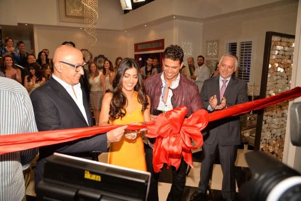 "Voltea Pa' Que Te Enamores" comenzó las grabaciones con el tradicional claquetazo. Esta nueva telenovela contará con las actuaciones de Pedro Moreno, María Elena Dávila, Cristina Bernal, Frances Ondiviela, Cecilia Gabriel, Harry Geithner, Fernando Carrera, Roberto Matheus, Victor Cámara, Lupita Ferrer, Eduardo Serrano, William Valdez, Nastasha Dominguez, Maite Embil, Adrian Di Monti, Mariet Rodriguez, Mijail Mulkay, Ariel López Padilla, Mauricio Mejías, y Alfredo Huereca.