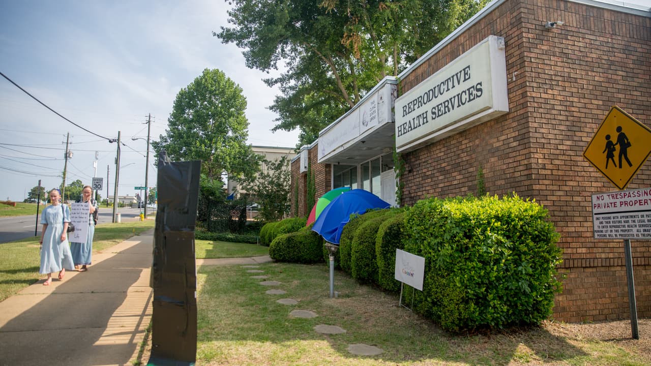 La entrada de la única clínica que practica abortos en la capital de Alabama: Reproductive Health Services. Afuera, dos manifestantes que aseguran haber manejado más de tres horas para acudir al centro de salud a protestar.