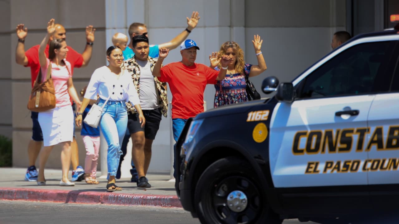 Al menos 20 personas fallecieron y 26 resultaron heridas en un tiroteo en centro comercial de El Paso, TX.