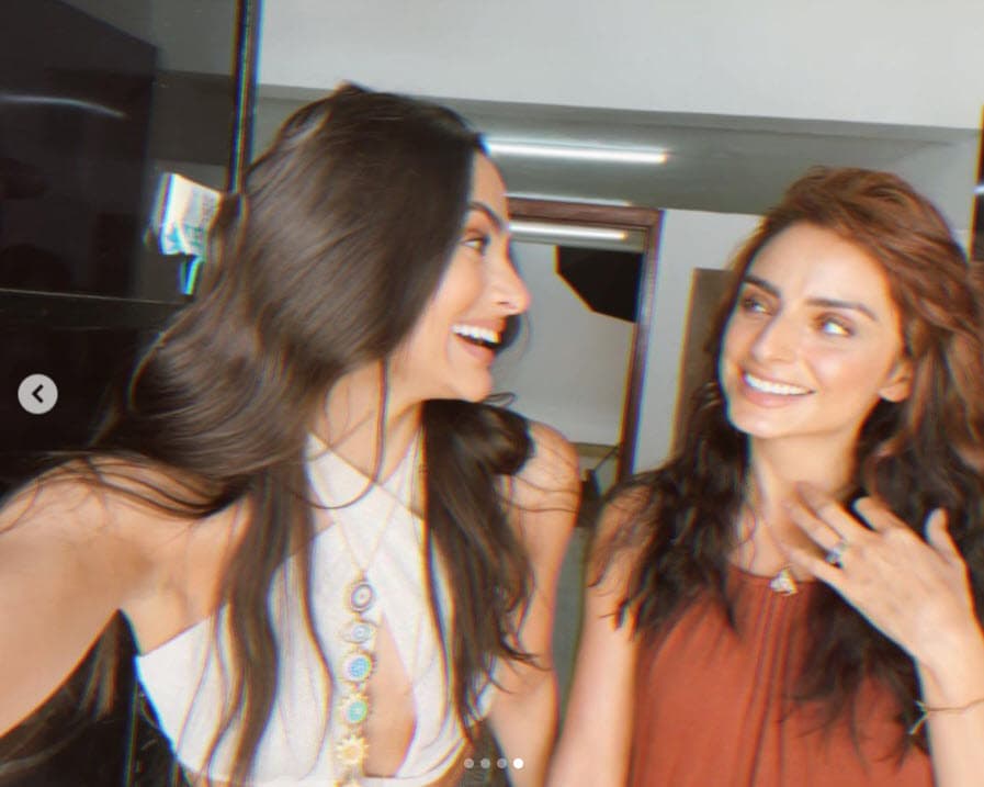 Y otros más se fueron por lo parecido en los pómulos y en el corte de cabello. 
<br>