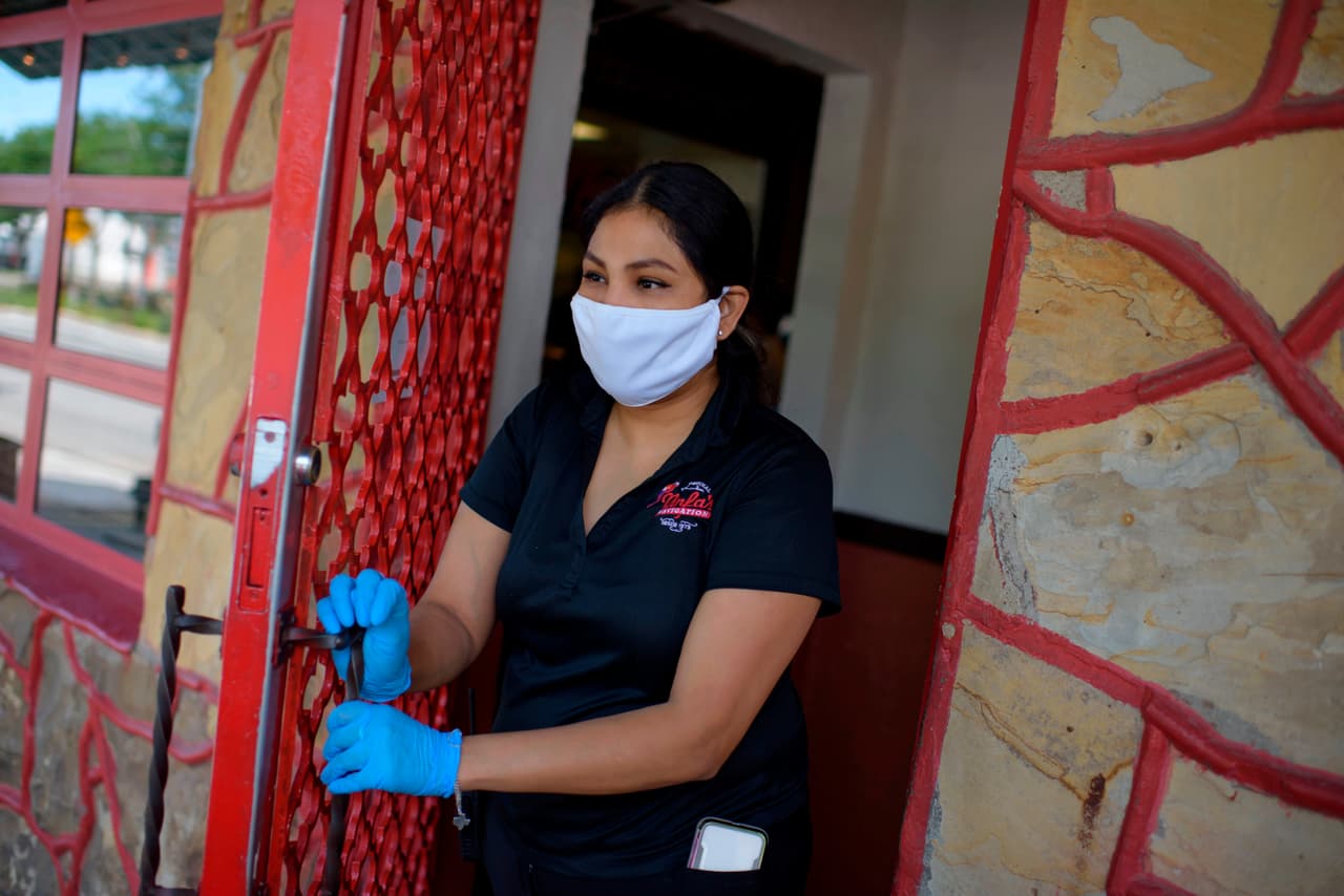 El triple de trabajadores hispanos sin empleo en apenas un mes, son los más golpeados en la brutal crisis laboral